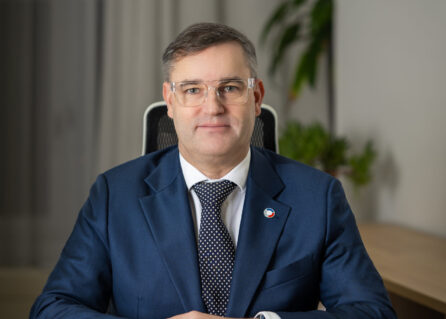 Mojmír Hampl – oficiální portrét NRR